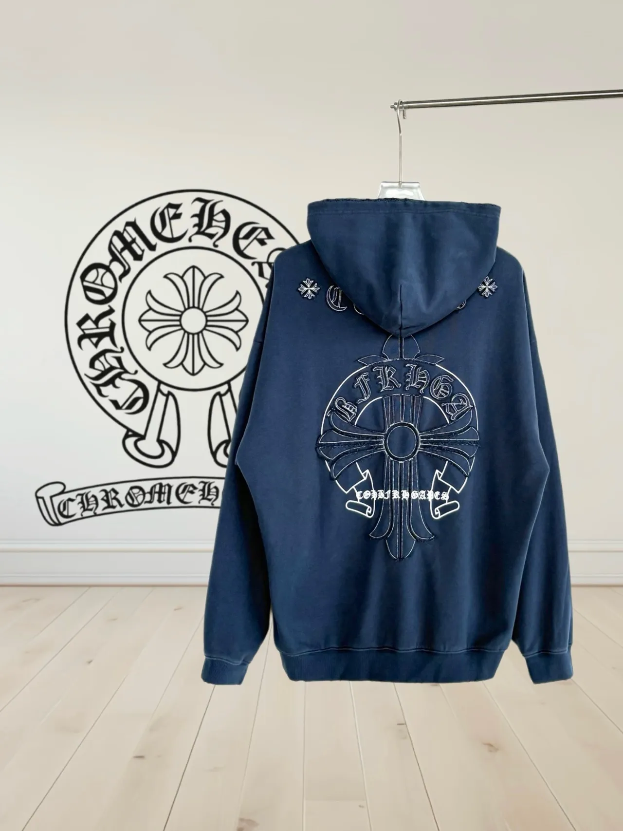 P340 [Higher version] Chrome Hearts*Chrome heart patch embroidered horseshoe logo‼ ️Hooded sweatshirt *Made of 430g pure cotton sweatshirt fabric with double yarns. The fabric is woven with double yarns and twisted together. The strength is 40% higher than that of single yarns, forming a three-dimensional texture similar to the texture of tripe. It not only maintains the moisture absorption and breathability of pure cotton, but also achieves "softness and not collapse" through double yarn thickening. The whole strip of Maliu scanning spray technology uses the washing process to produce a natural fading effect in parts, and the os version has a more lazy and loose feeling. *Laser burnt patch embroidery➕Frayed process: micro-label on the chest patch, large logo horseshoe pattern on the back, heavy laser burnt three-dimensional patch embroidery pattern design, washed and frayed, and the overall garment presents a lazy style. *Whether it is daily outings or sports and fitness, you can show your trendy attitude and become the focus of the street. Same style for men and women 𝐂𝐎𝐋𝐎𝐔𝐑: white, blue, black 𝐒𝐈𝐙𝐄: S-XL